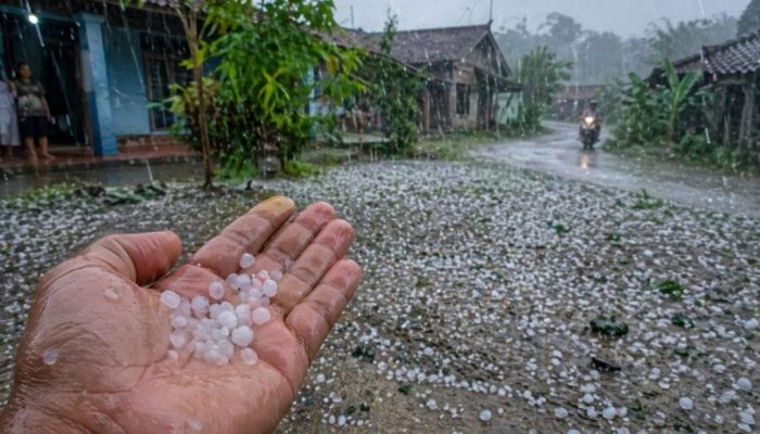 Cilacap Diguyur Hujan Es, Sinyal Cuaca Kian Tak Menentu